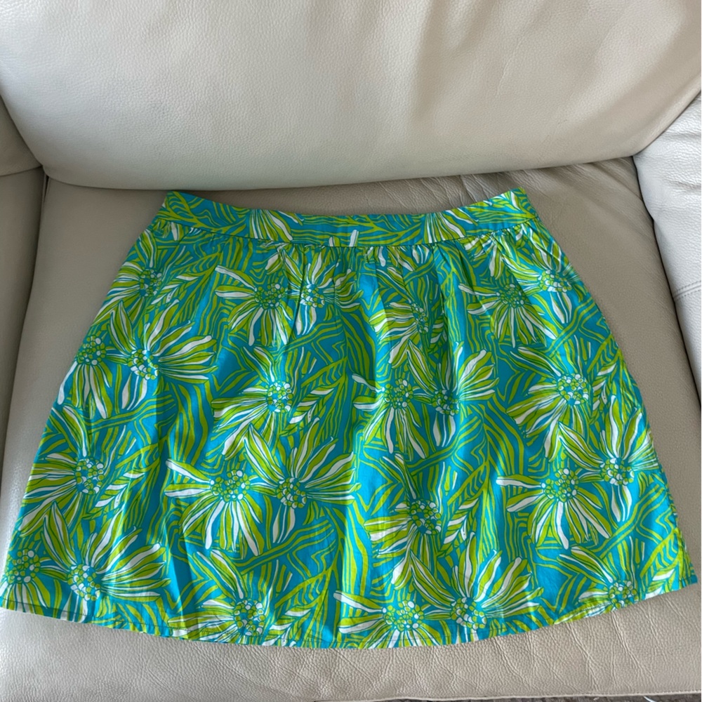 Lilly Pulitzer skirt WITH pockets 🙌🏼 Adorable short, pleated skirt size 12.